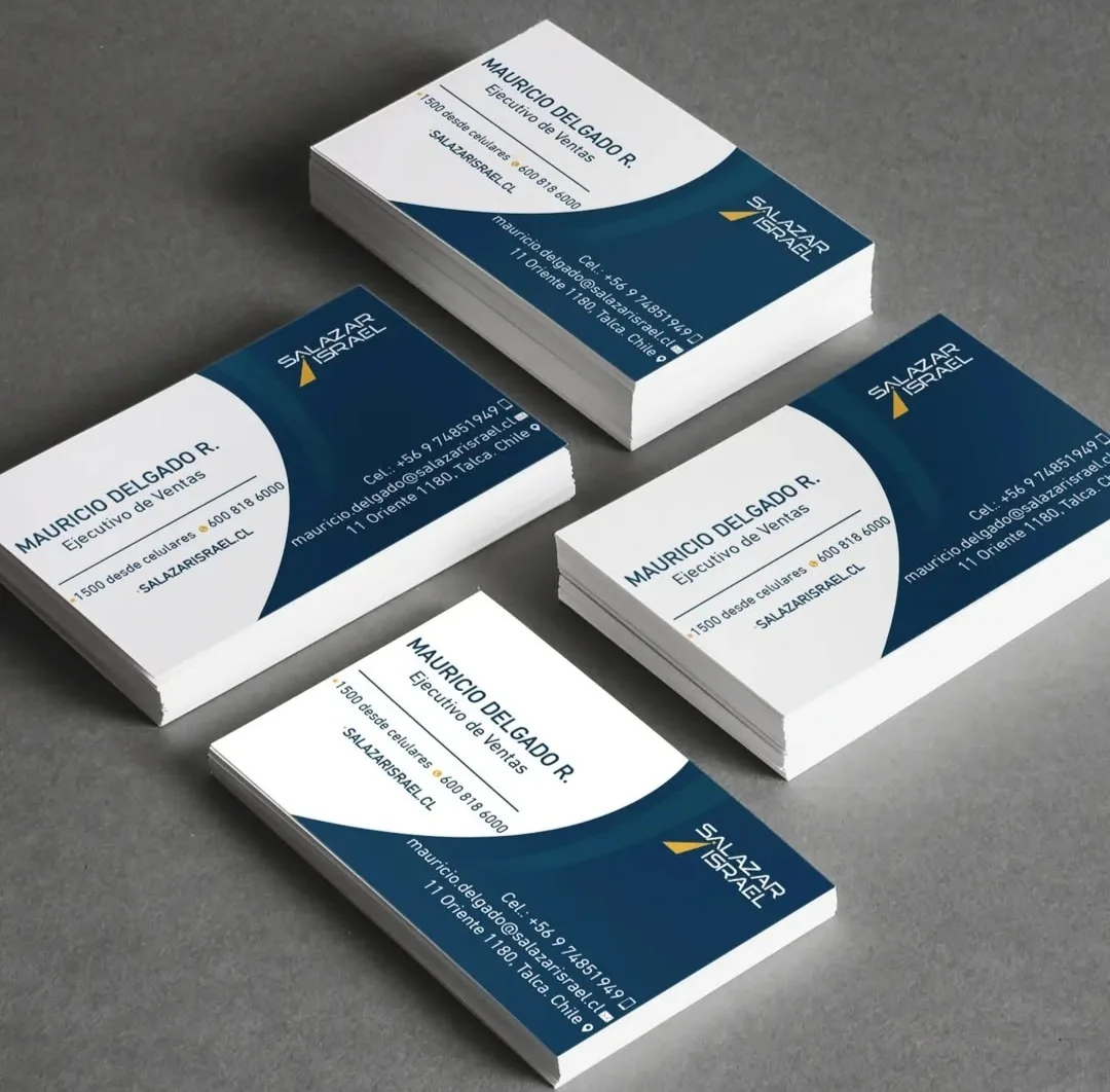 Tarjetas de presentación impresas sobre la mesa del taller