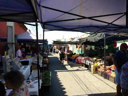 Puestos de feria al costado del Supermercado San Sebastián