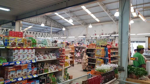 Pasillos de abarrotes del Supermercado San Sebastián