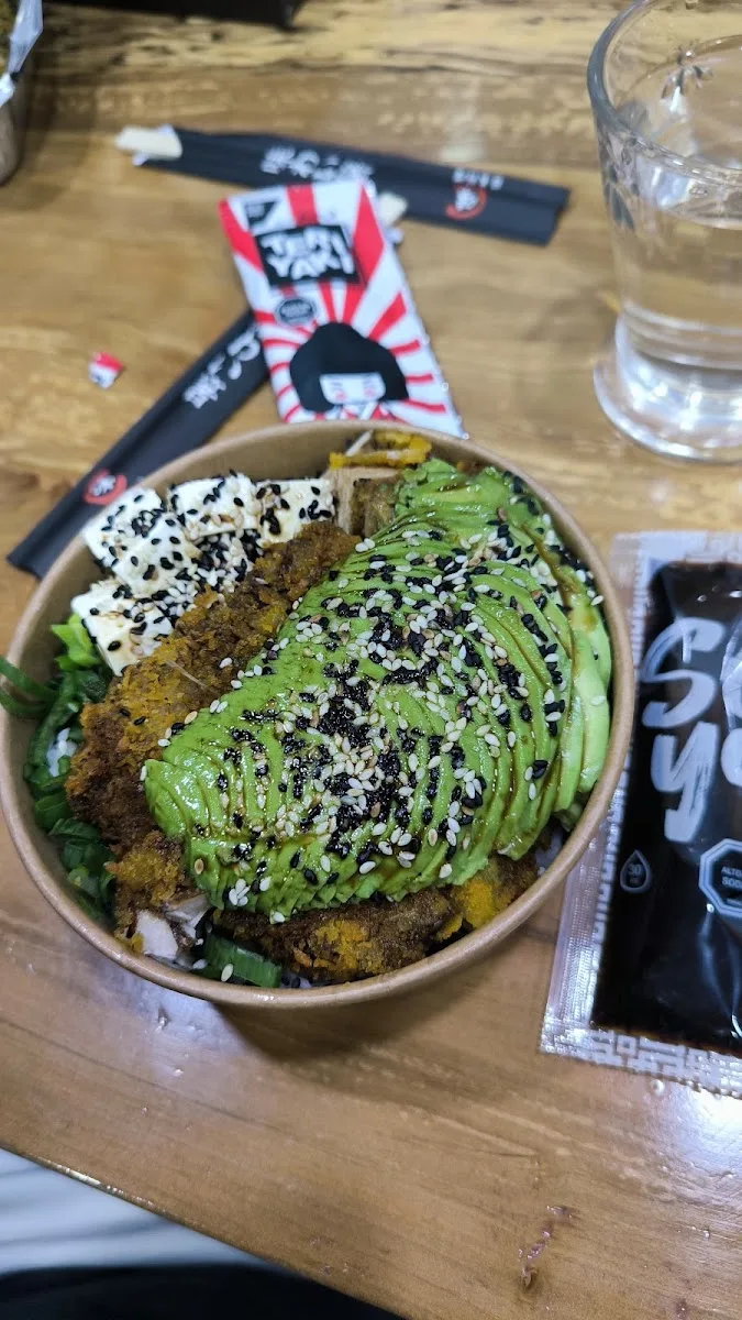 Gohan de Sushi Gou servido en bowl con su empaque con logo