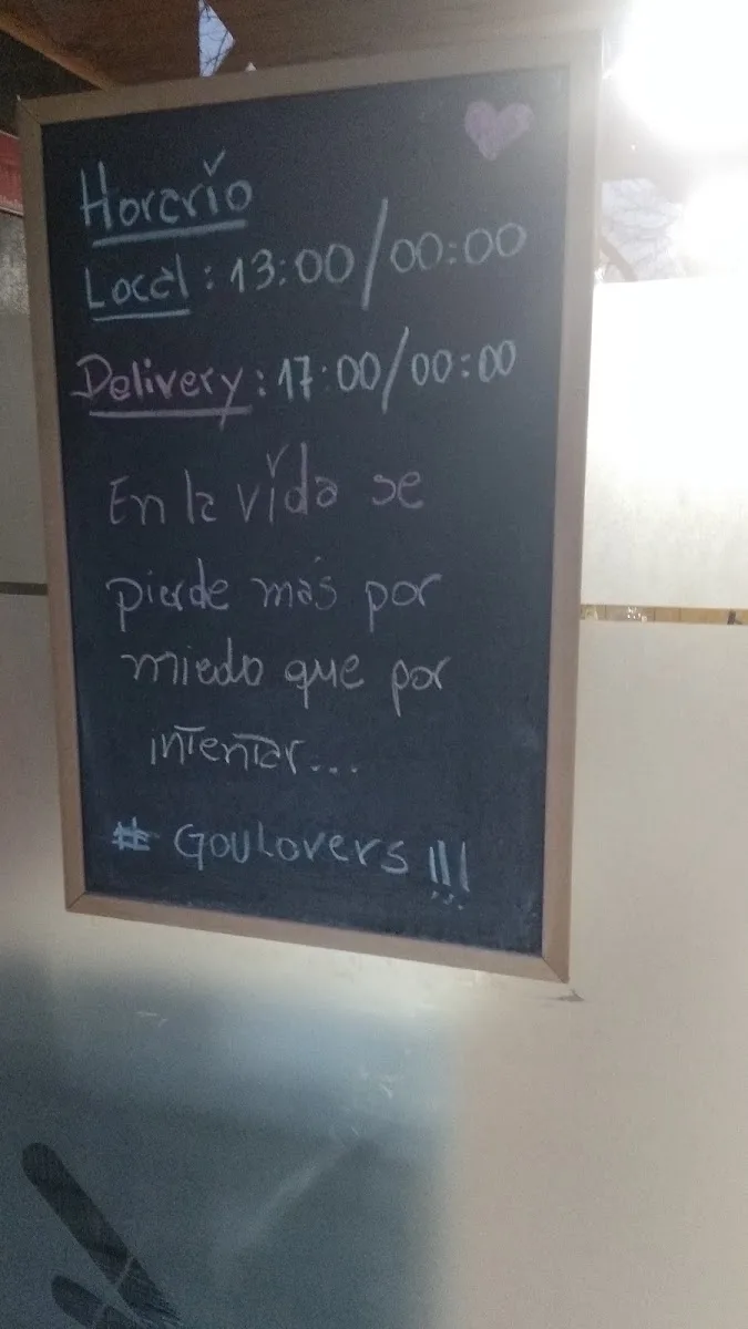 Pizarra real del local con el horario: local de 13:00 a 00:00 y delivery de 17:00 a 00:00