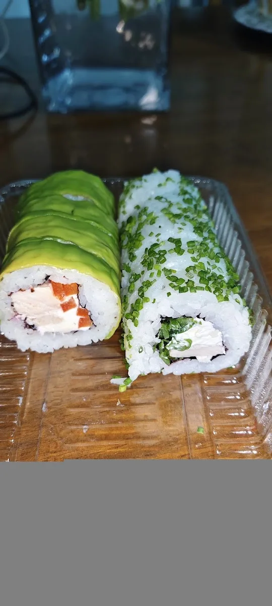 Dos rolls de Sushi Gou, uno con palta y otro con ciboulette