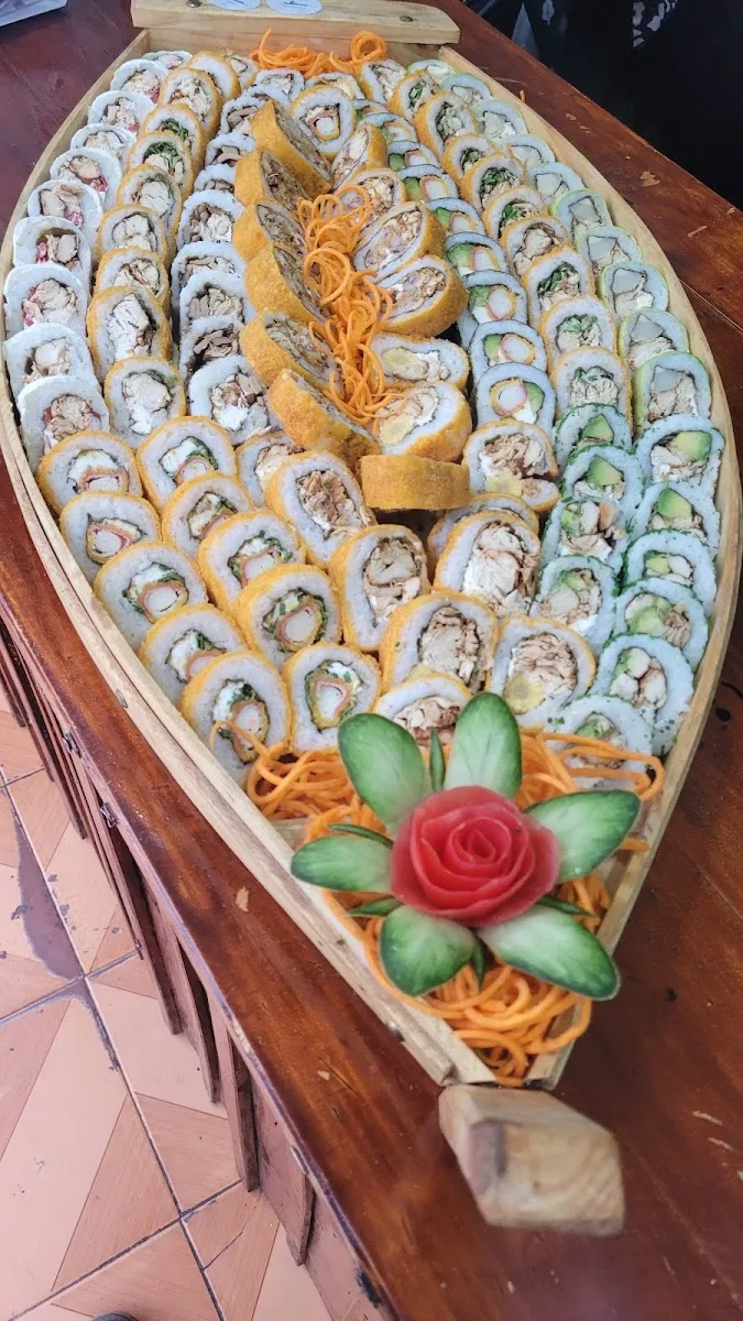 Tabla de sushi de Sushi Gou con variedad de rolls para compartir