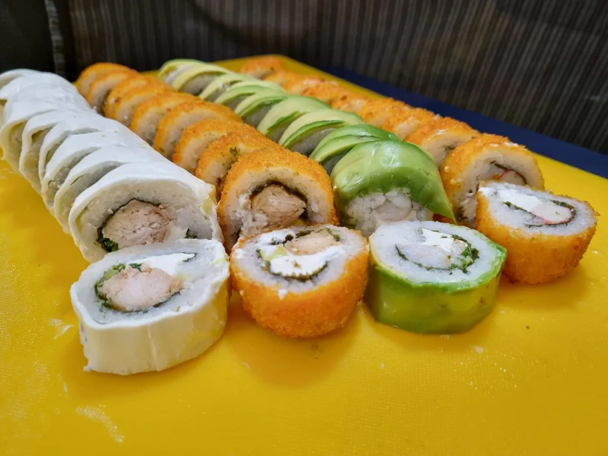 Variedad de rolls de Sushi Gou: fríos, panko y con palta