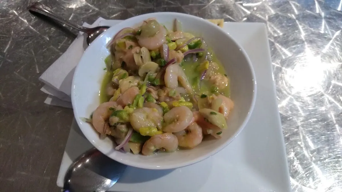 Ceviche fresco servido en bowl sobre la mesa