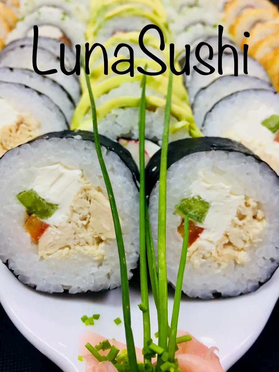 Tabla de rolls de Luna Sushi con su marca escrita sobre el plato