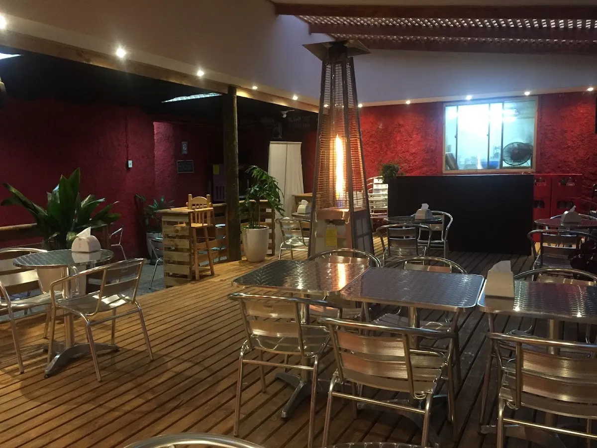 Interior de Luna Sushi de noche: mesas de acero y ambiente cálido
