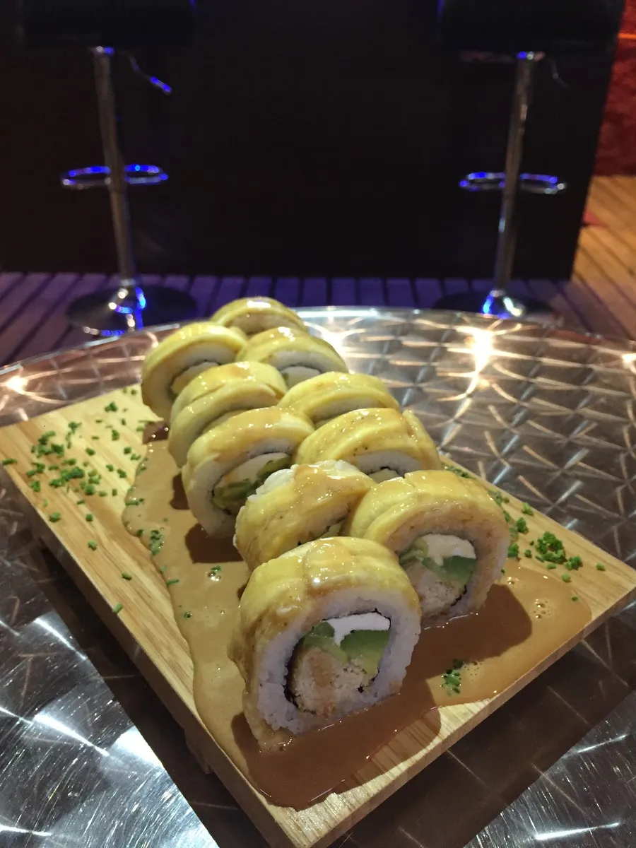 Rolls cubiertos de palta servidos en Luna Sushi