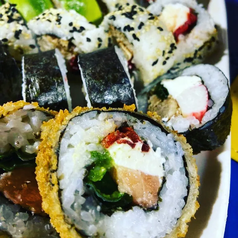 Rolls con topping de color servidos en su plato