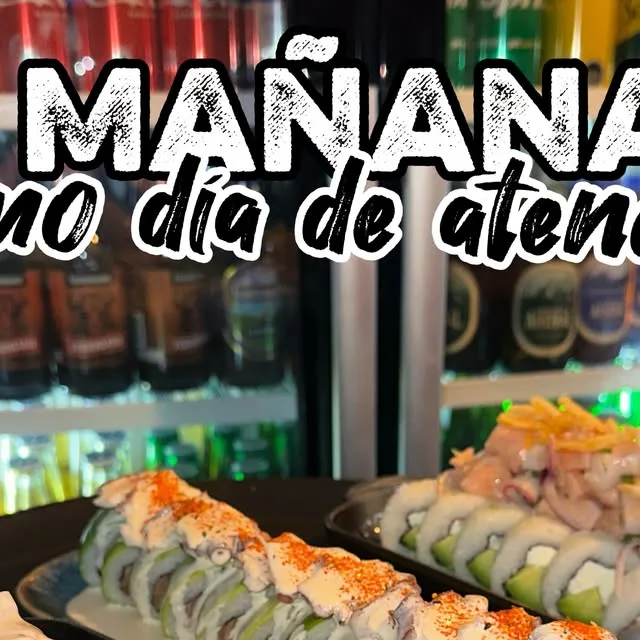Rolls recién hechos junto al refrigerador de bebidas de la barra