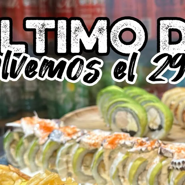 Rolls envueltos en láminas de palta con topping de salsa