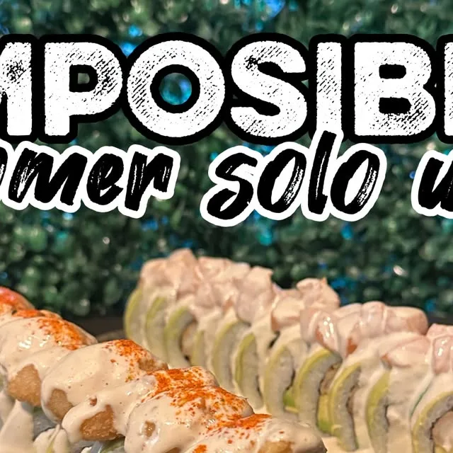 Rolls con salsa de la casa servidos en plato oscuro