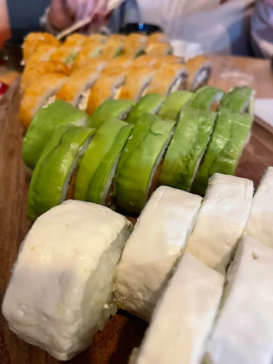 Tabla de rolls de distintos tipos servida en el local de Sushi Wey