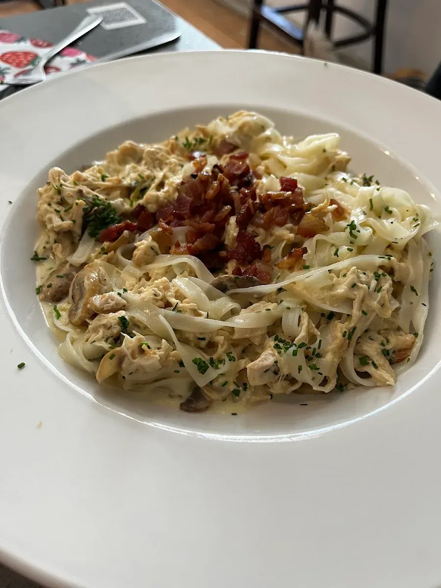 Plato de pasta servido en Take’s