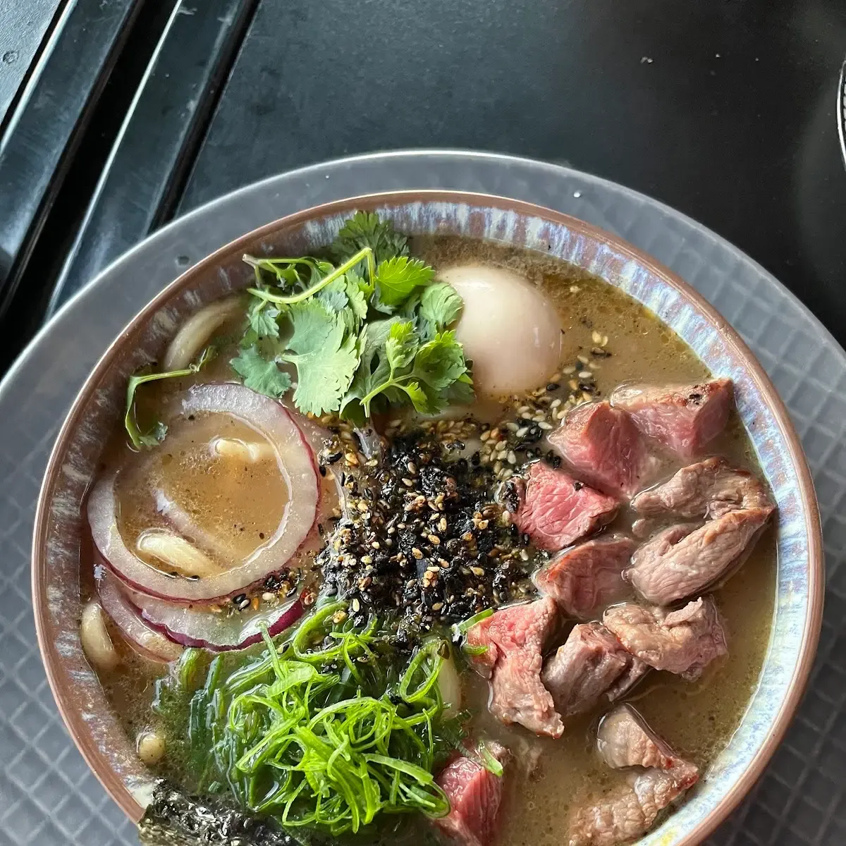 Bowl caliente con carne, huevo y verduras