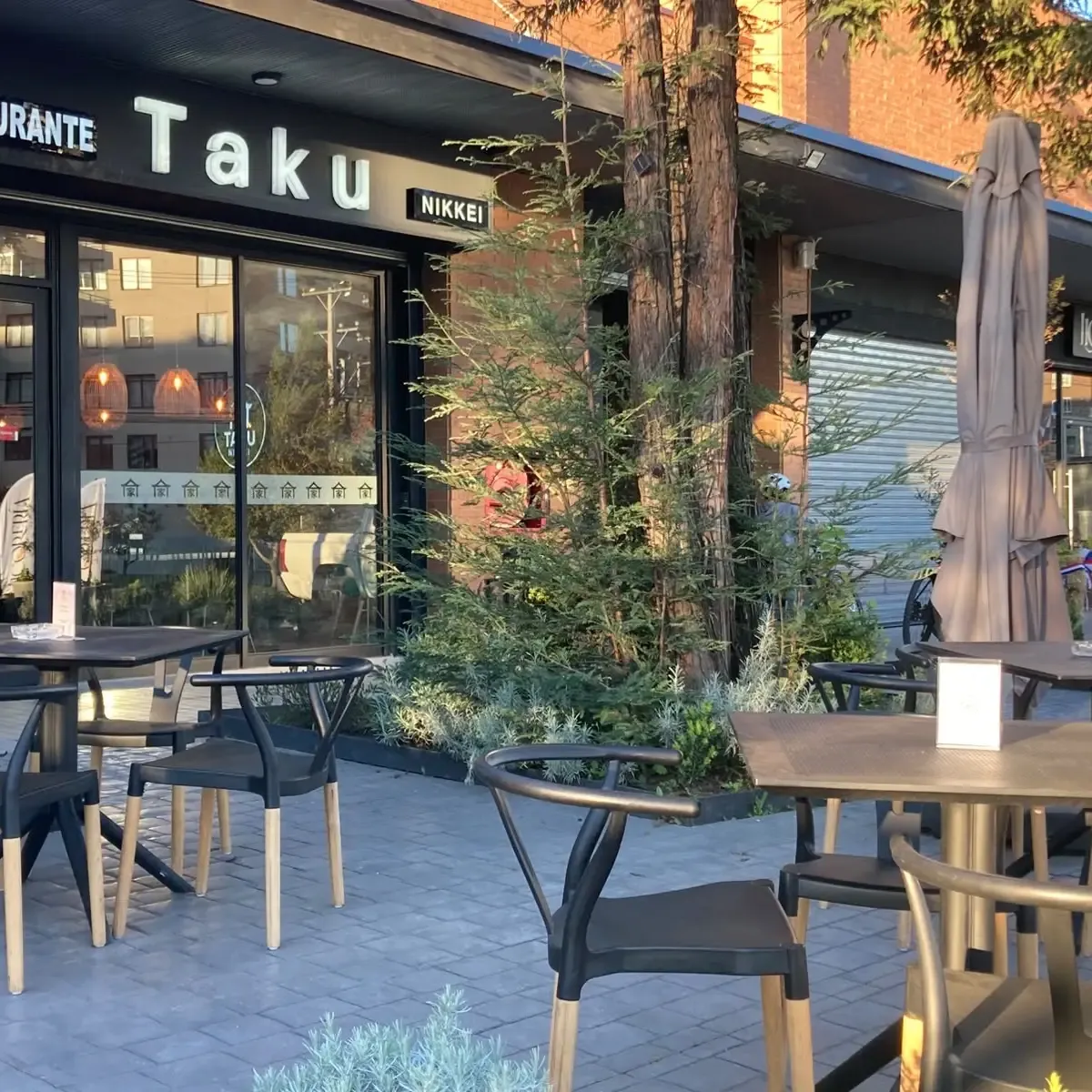 Fachada de TAKU NIKKEI con terraza en Av. 2 Norte 4715, Talca