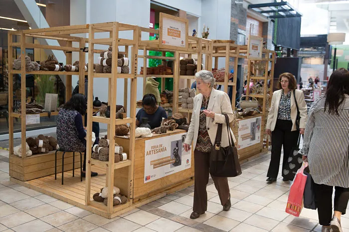 Stand de artesanía en una de las ferias donde Laura vende sus muñecas