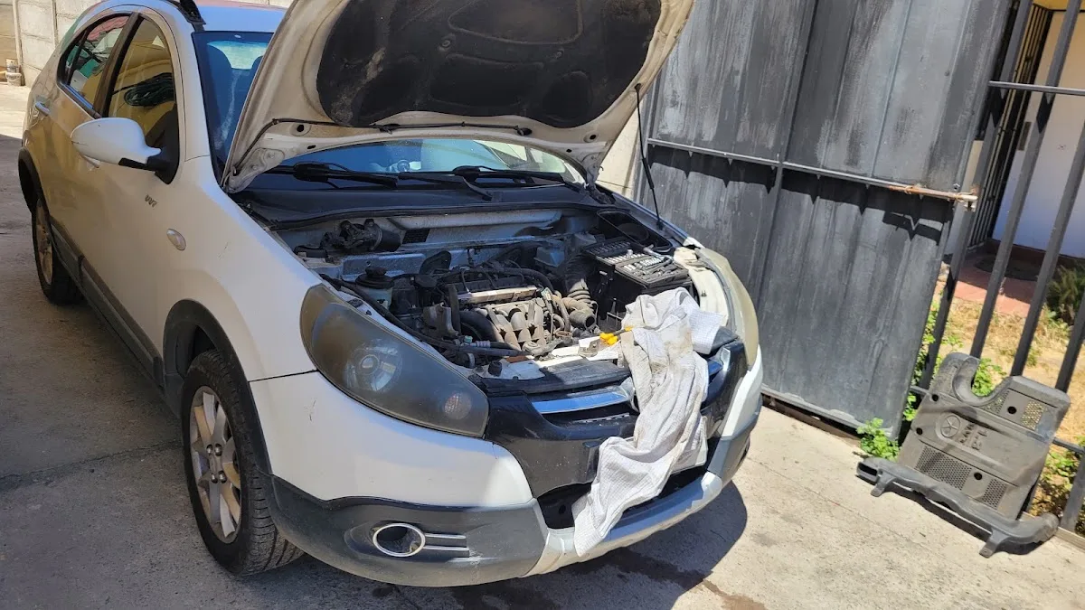 Auto con el capó abierto atendido a domicilio por el Taller Móvil en Talca