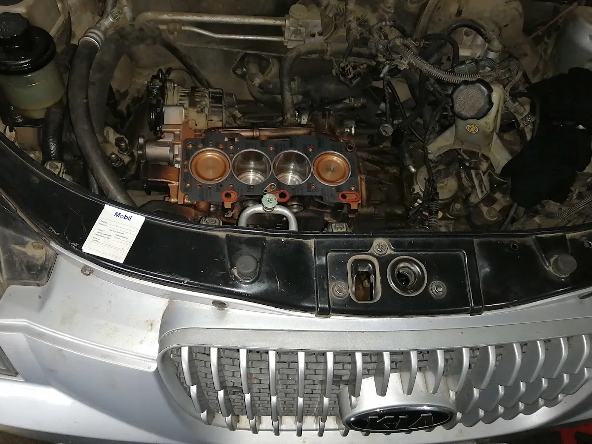 Motor abierto en diagnóstico del Taller Móvil en Talca