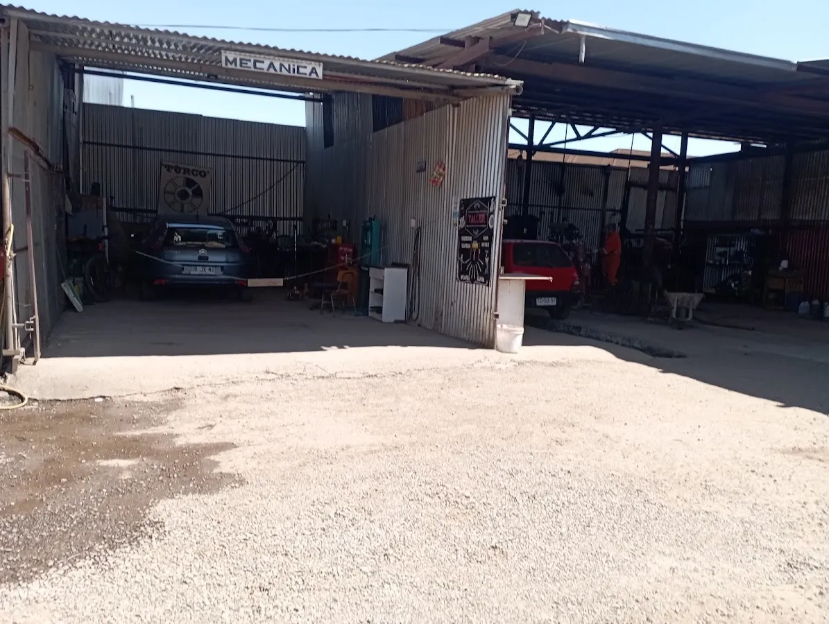 Sector techado de Taller Zunino 266 con vehículos en reparación