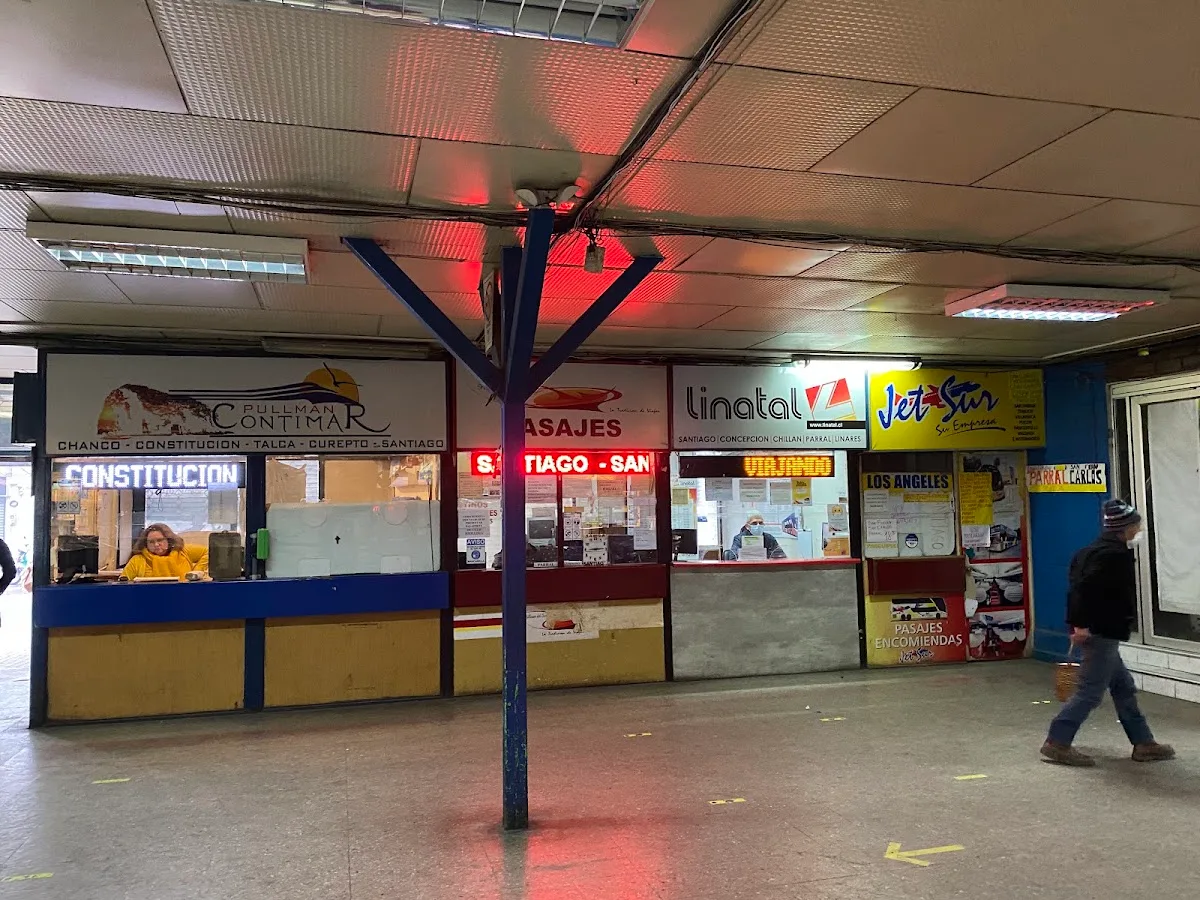 Hall interior del terminal con los módulos de boleterías de las empresas de buses