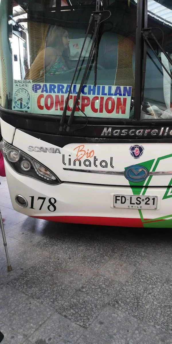 Frontal de un bus Bio Linatal Scania estacionado en el andén del terminal