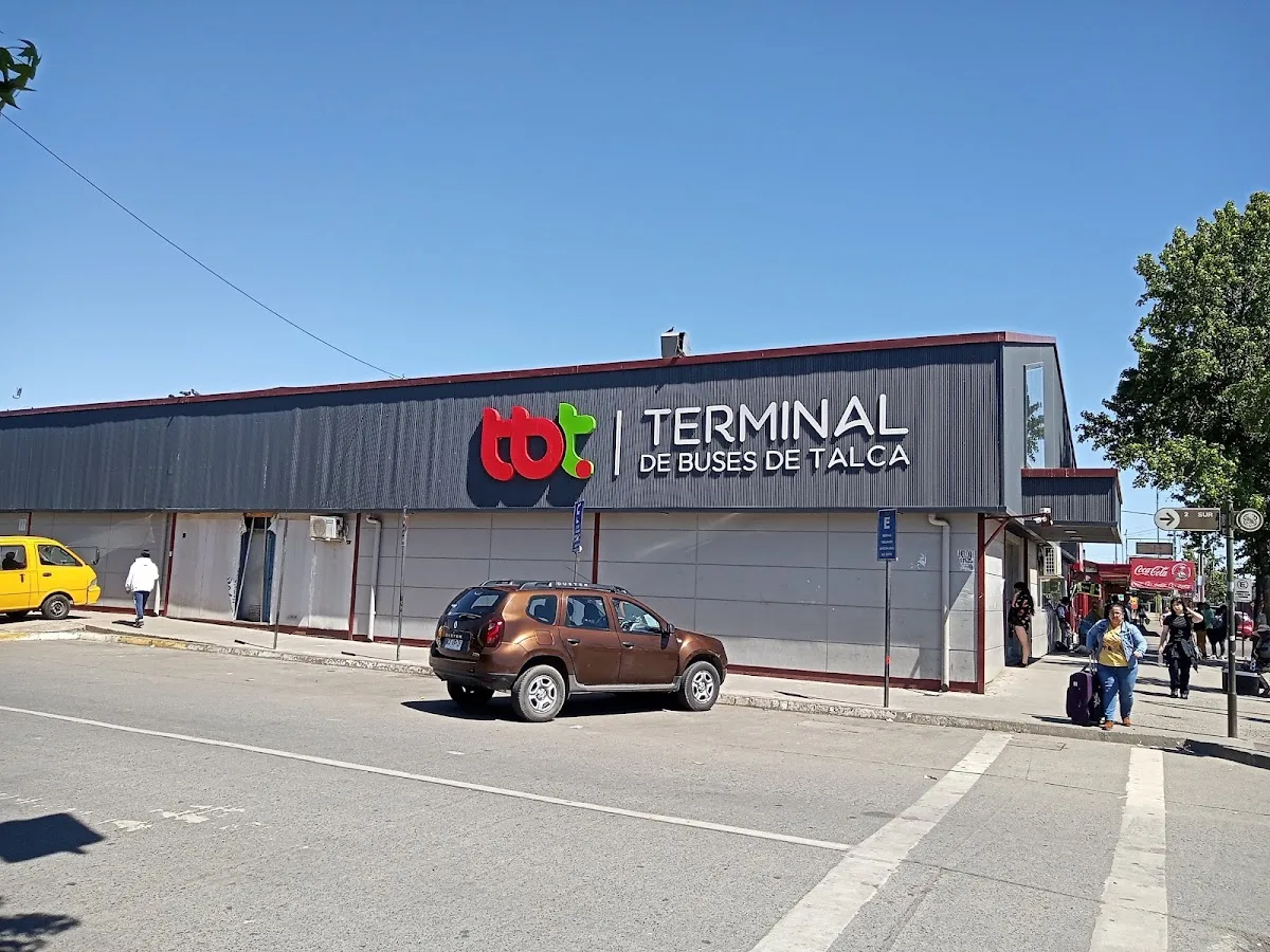 Fachada del Terminal de Buses de Talca con el logo tbt y letrero principal sobre 2 Sur