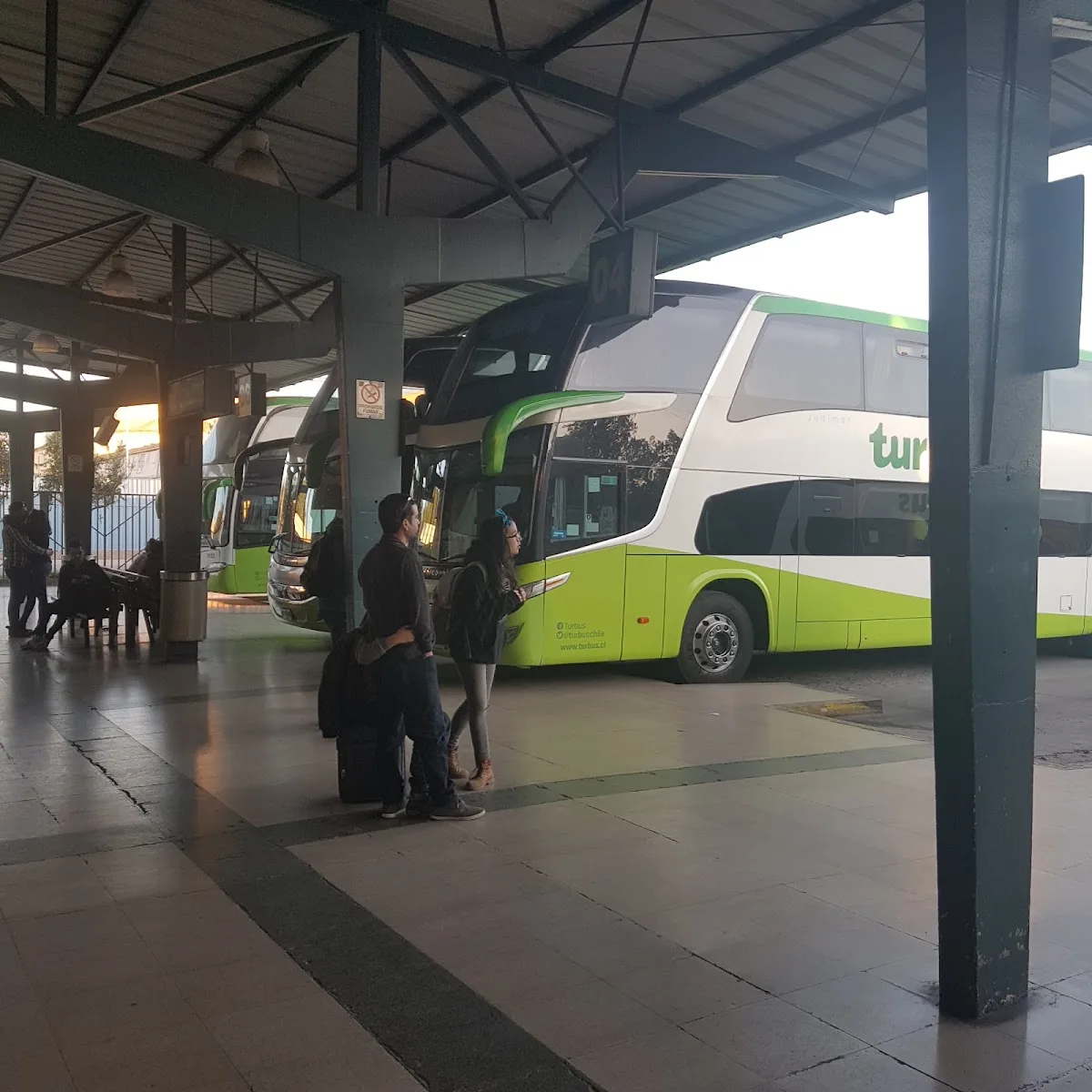 Bus Turbus verde y blanco detenido en el andén del terminal de Talca