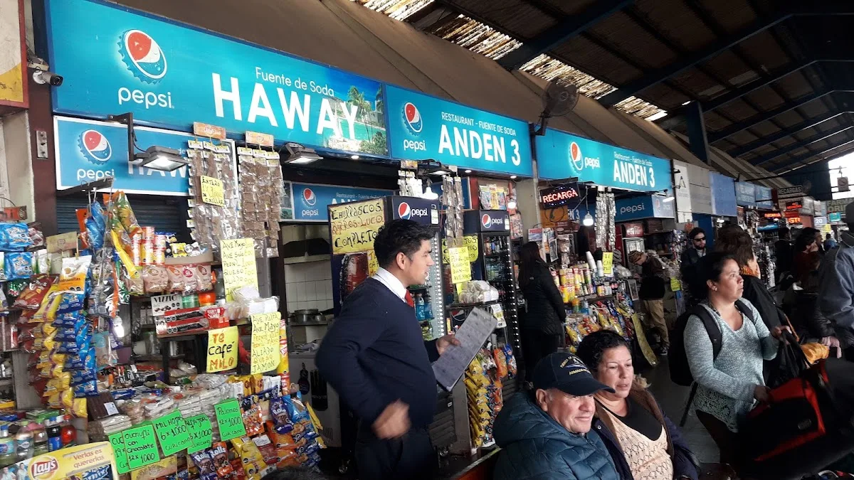 Kiosco del terminal con snacks, bebidas y completos