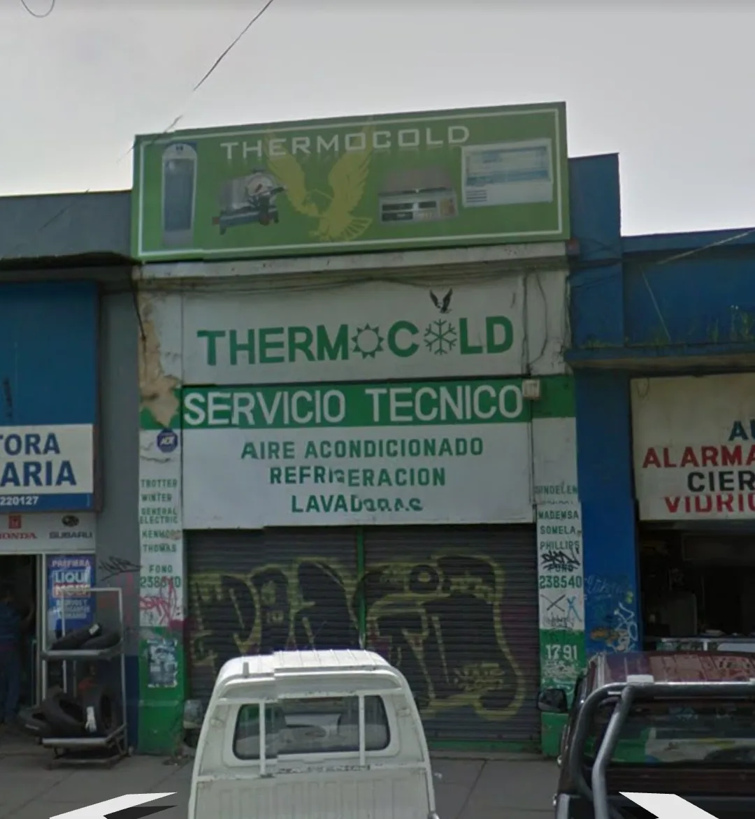 Fachada real de Thermocold en Av. Dos Sur 1791: letrero verde con servicio técnico, aire acondicionado, refrigeración y lavadoras