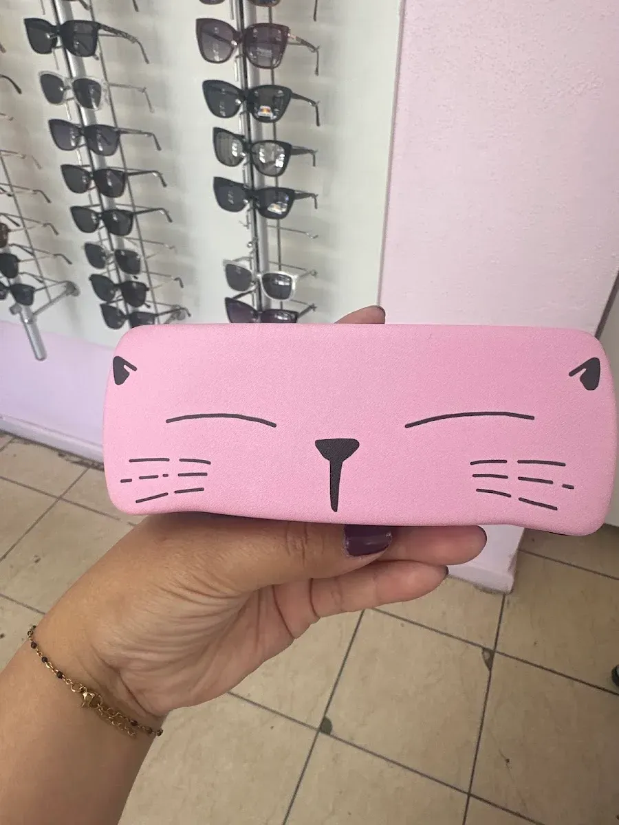 Estuche rosado de gatito sosteniéndose en la mano