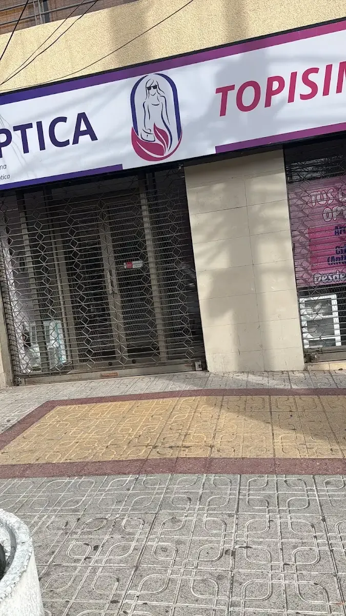 Fachada de Topísima Óptica con su letrero en la 6 Oriente