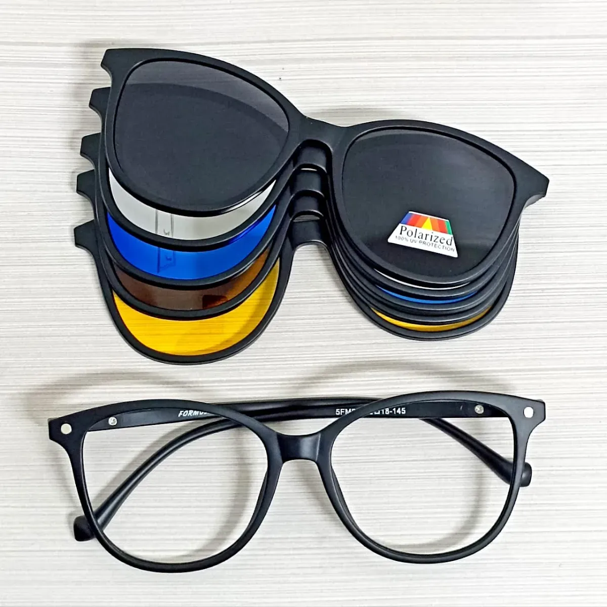 Repisa de lentes de sol y armazón negro en primer plano