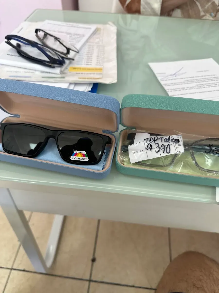 Mostrador de la óptica con estuches y etiquetas de precio