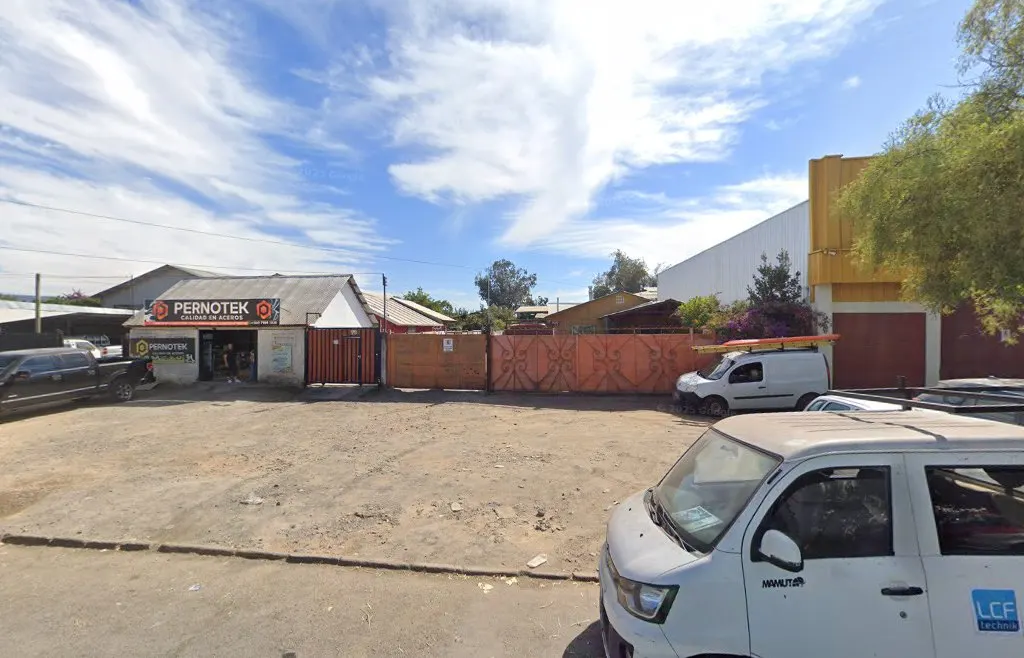Bloque industrial de Calle 5 Sur con el galpón amarillo del taller, Talca