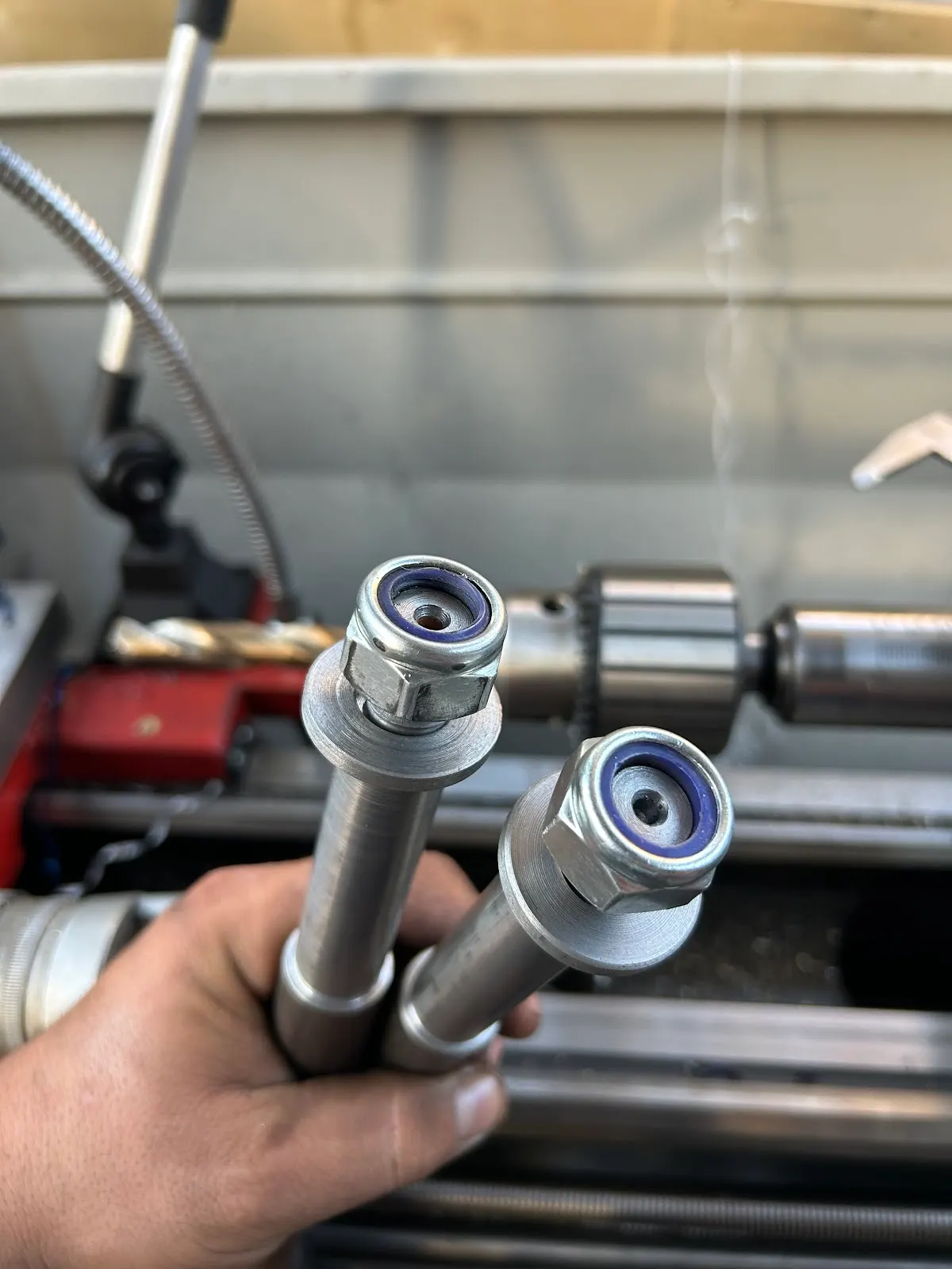 Flexibles y conectores hidráulicos sobre el torno, foto publicada en la ficha de Google del taller