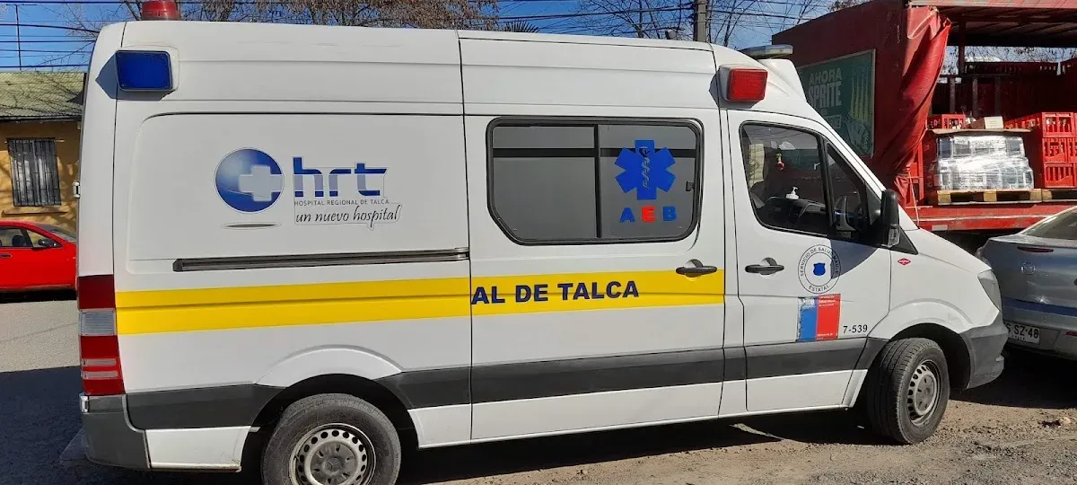 Ambulancia blanca con franja amarilla y logos rotulados