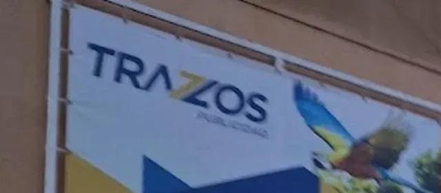 Letrero de Trazos Publicidad: TRAZOS con la Z amarilla y un colibrí
