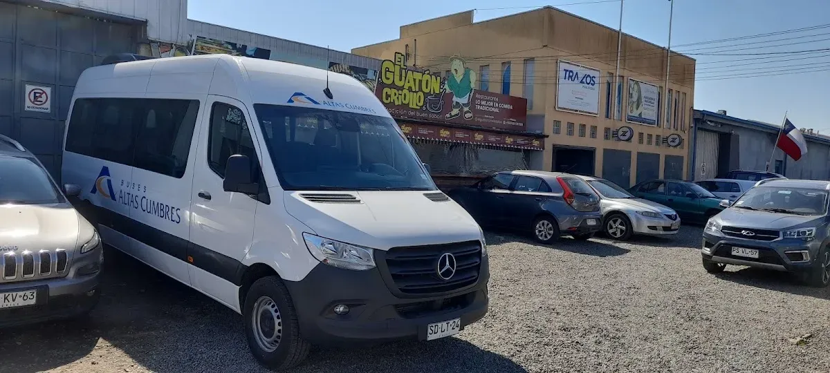 Van Mercedes Sprinter blanca con rotulado lateral y trasero