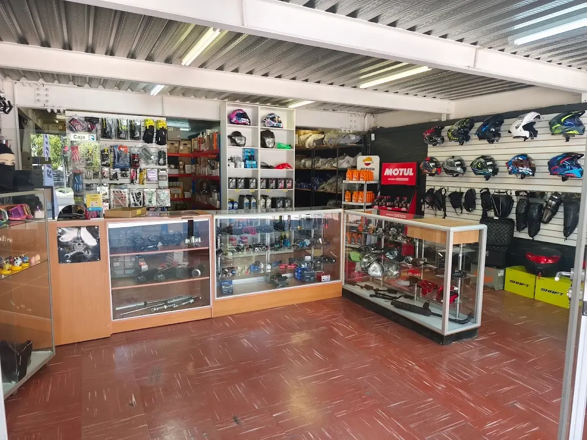 Interior de TurboMoto con vitrinas y muralla de cascos