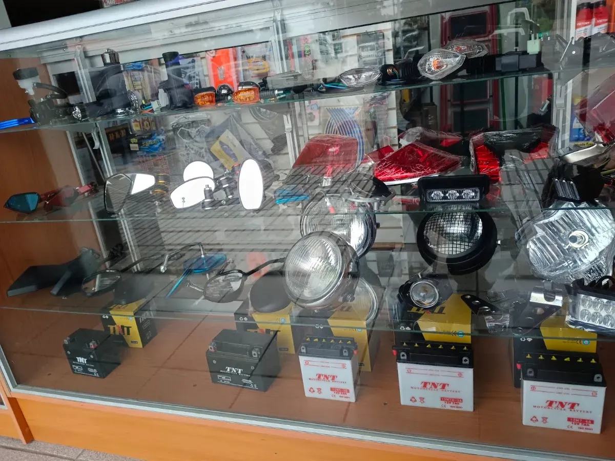 Luces y espejos en TurboMoto, Talca