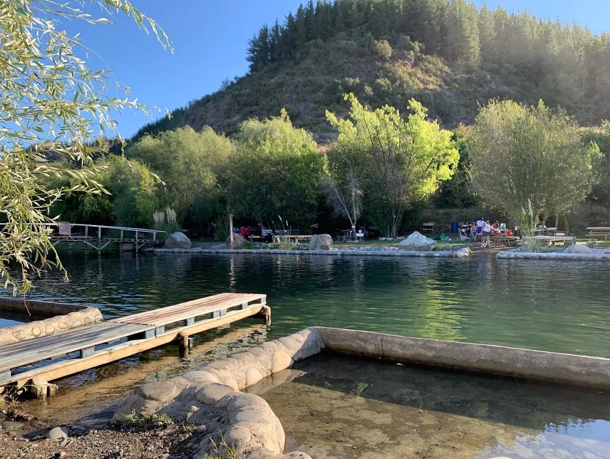 Pasarela de madera sobre el agua en Turismo Las Brujas