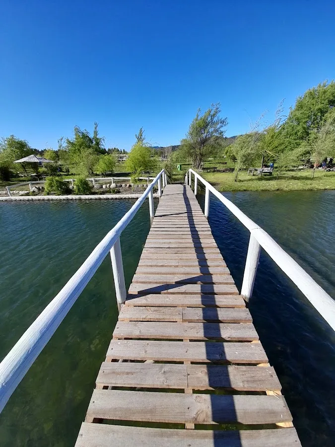 Pozo de agua natural con deck de madera en Turismo Las Brujas