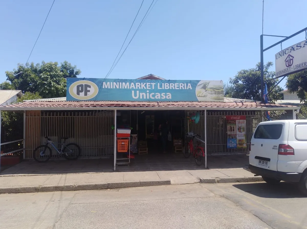 Fachada de Minimarket Librería Unicasa con letrero celeste en San Clemente
