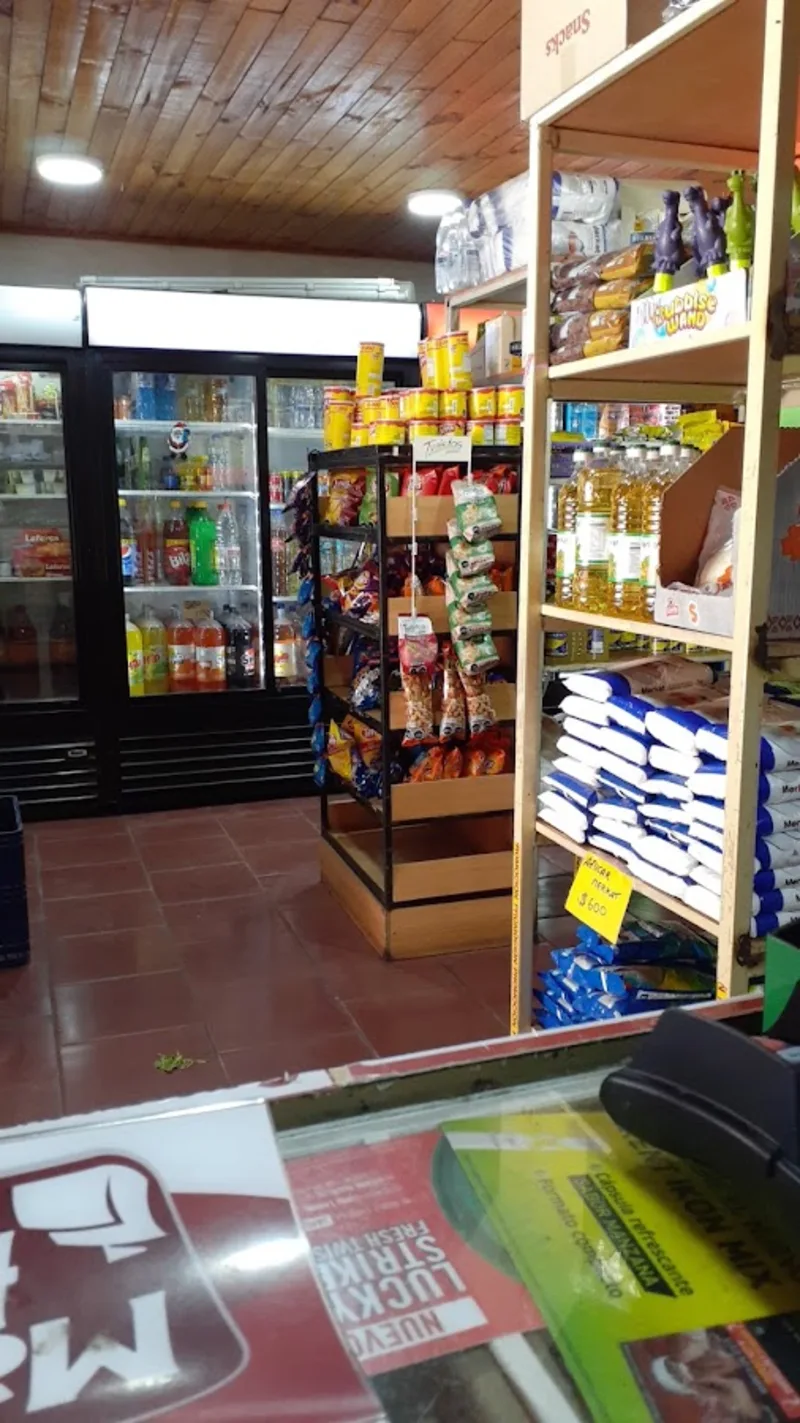 Góndola de abarrotes y snacks en Minimarket Unicasa