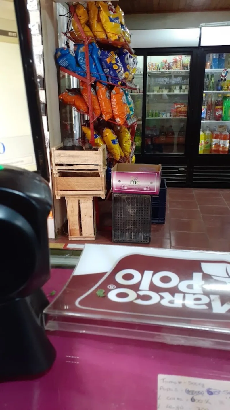 Mesón de Minimarket Unicasa con mercadería