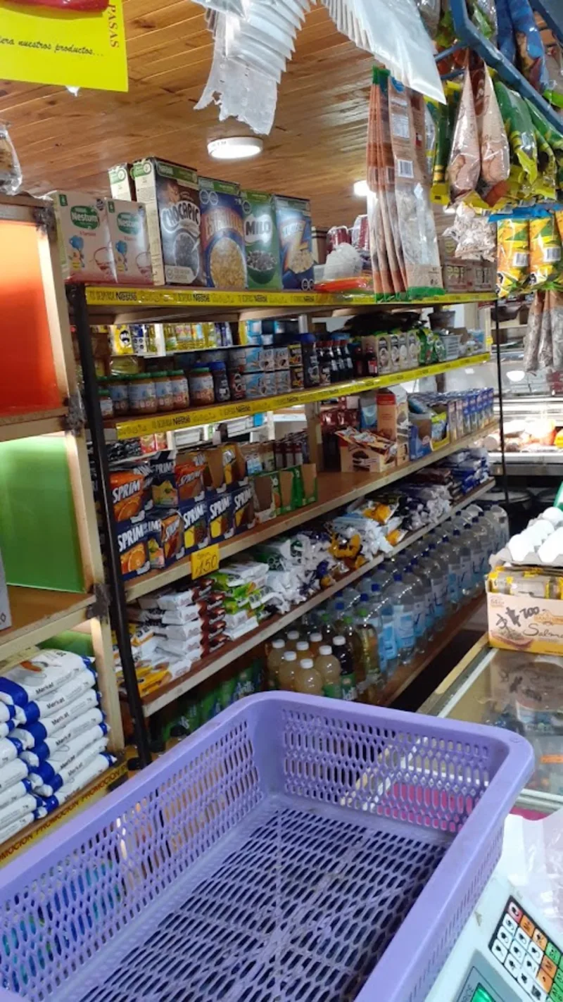 Pasillo del Minimarket Unicasa con canasta de compras