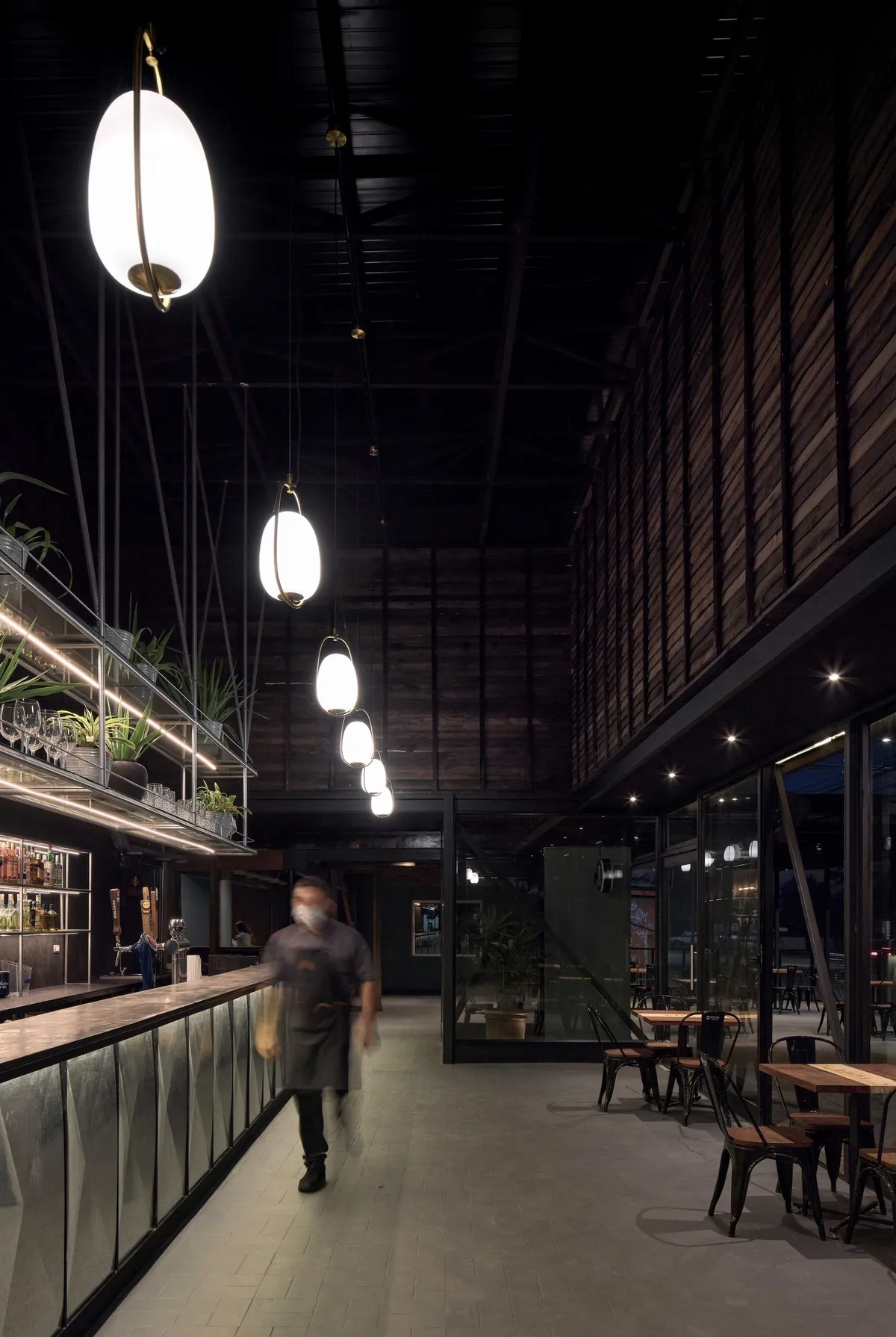 Interior de la barra de Vaivén de noche