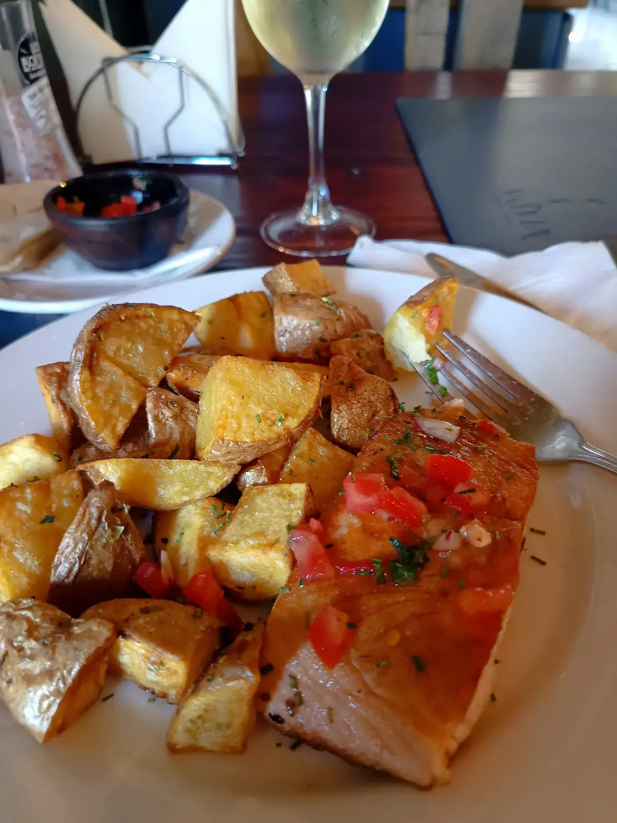 Papas rústicas doradas servidas en la casa
