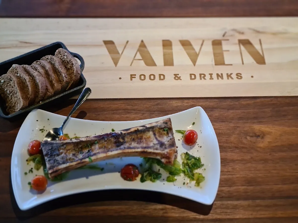 Tabla de picoteo con carnes y quesos en Vaivén